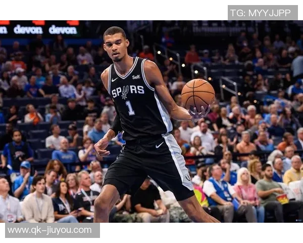 奥拉朱旺称赞文班独特投篮技巧难以防守旋转多样性令人惊叹